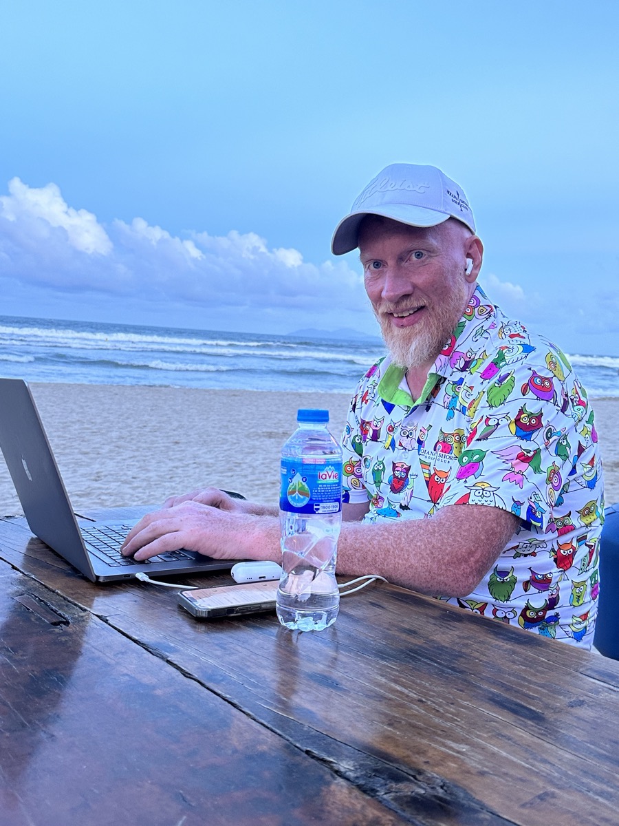 Petter Erik Nyvoll med laptop